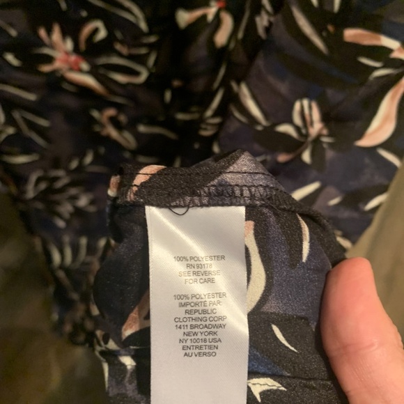 Tahari Floral blouse. Worn once. Excellent‎ condition - Picture 6 of 7